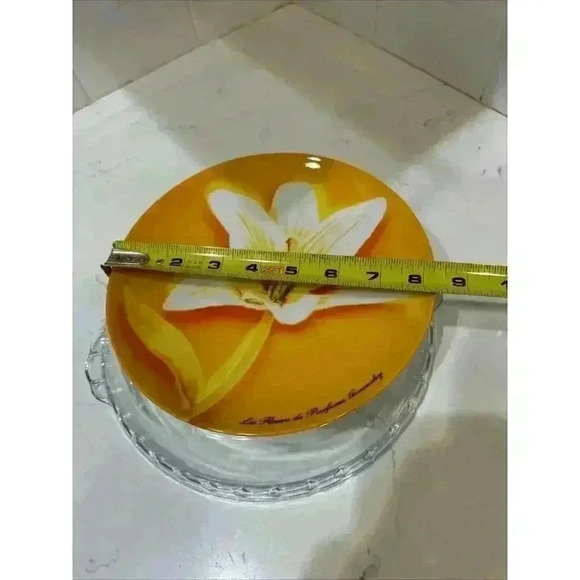 Givenchy Parfums Collector Plate Yellow & White Lily Flower 8 1/2" Across Floral - Picture 10 of 10